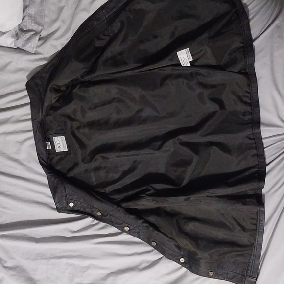 Genuine sleevless leather jacket by RTG COLLECTIONS. - Picture 4 of 4